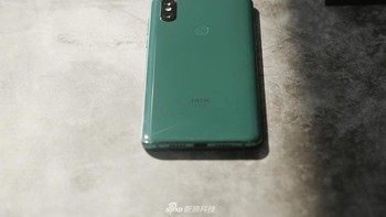 Karena berbodi kaca, membuat Mi Mix 3 mendukung wireless charging Foto: Sina Mobile