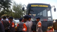 Tak hanya pasukan TNI, personel kepolisian juga diturunkan untuk menstrilkan lokasi evakuasi.