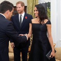Meghan Markle lalu menyempurnakan gayanya dengan sandal heels minimalis dan clutch berwarna senada. Rambut panjangnya yang bergelombang dibiarkan tergerai bebas dan wajahnya dipulas minimalis sehingga meninggalkan kesan kecantikan yang alami. (Foto: Getty Images)