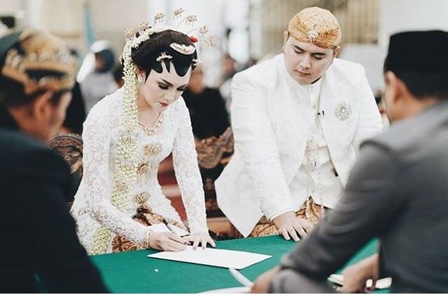Sebelum menggelar resepsi pernikahan, Fandy yang merupakan pengusaha baja asal Solo ini telah melangsungkan akad nikah dengan Anita pada Jumat (19/10/2018) yang digelar di Masjid Fatimah Solo. Foto: Instagram @fandyanitawedding