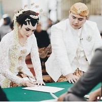 Sebelum menggelar resepsi pernikahan, Fandy yang merupakan pengusaha baja asal Solo ini telah melangsungkan akad nikah dengan Anita pada Jumat (19/10/2018) yang digelar di Masjid Fatimah Solo. Foto: Instagram @fandyanitawedding