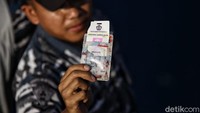Pihak penyelamat pun menemukan sejumlah barang-barang milik korban saat menyisir puing-puing bangunan dan korban dari pesawat tersebut.