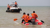 Basarnas dan TNI Angkatan Laut melakukan penyelaman ke dasar laut yang lebih kurang 30-35 meter.