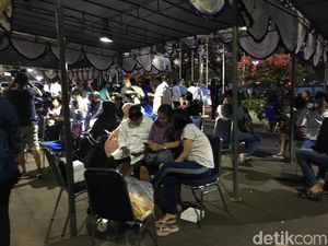 Video: Kerabat Penumpang Lion Air JT 610 Padati Posko Halim