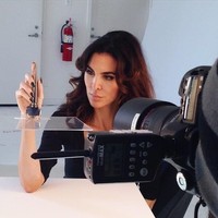 Untuk melindungi tangannya yang cantik, Adele Uddo juga memakai sarung tangan, terutama ketika musim dingin. Menurutnya, sarung tangan bisa melindungi kulit dan kuku agar tetap sehat dan terhidrasi. Foto: Instagram @adeleuddo