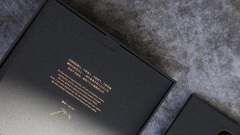 Sepetti generasi sebelumnya, saat membuka kotak kemasan Mi Mix 3, akan ada surat khusus dari bos Xiaomi Lei Jun. Foto: Sina Mobile