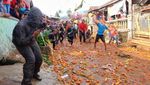 Keseruan Rempug Tarung Adu Tomat di Bandung Mirip Festival La Tomatina Spanyol