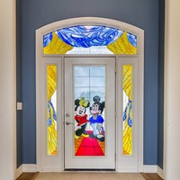 Pintu utama terbuat dari kaca yang dihiasi dengan gambar Mickey dan Minnie Mouse. Cantik, ya? Foto: Dok. People/Treasure Coast Sothebys International Realty