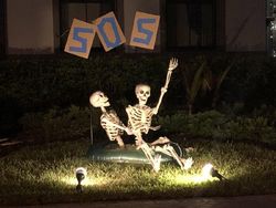 Unik! Dekorasi Halloween Rumah Ini Berubah Setiap Hari