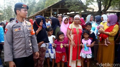 Proses Evakuasi Masih Berlangsung, Warga Padati Pantai Tanjung Pakis