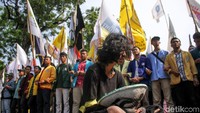 Sejumlah mahasiswa nampak menggunakan kostum untuk menampilkan aksi teatrikal di sela aksi demo. Aksi mahasiswa yang dimulai sejak siang hari itu pun membuat jalan Medan Merdeka barat macet parah hingga sore hari. 