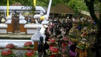 Perang Topat juga memiliki makna ingin menguatkan tali persaudaraan serta hubungan silaturahmi warga berbagai latar belakang, khususnya masyarakat beragama Hindu dengan masyarakat Islam (dok Pemkab Lombok Barat)