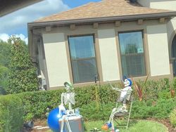 Unik! Dekorasi Halloween Rumah Ini Berubah Setiap Hari