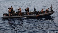 Pesawat tersebut jatuh sekitar pukul 06.33 WIB, Senin (29/10/2018) setelah sebelumnya sempat meminta return to base atau kembali ke bandara. Pencarian korban dan bangkai pesawat pun dilakukan dengan menggunakan berbagai jenis kapal. (Foto: Pradita Utama/detikcom)