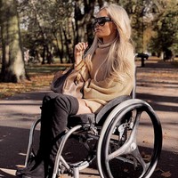 Pada Mei 2005, Jordan mengalami kecelakaan mobil bersama teman-temannya. Itu adalah hal terakhir kalinya ia bisa berjalan. Meskipun kini lumpuh, wanita berusia 27 tahun ini bersyukur karena selamat dari kecelakaan mobil yang mengerikan itu. Foto: Instagram @jbone89