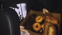Ini nih bukti lain kalau Anne Marie doyan donat. Di mobil ia bahagia memegang sekotak donat. Nyam nyamm! Foto: Instagram annemarie