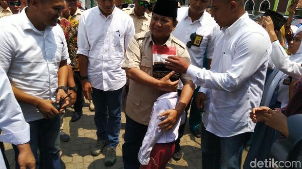 Momen Prabowo Peluk Dan Cium Santri Ponpes Assodiqiyah Semarang