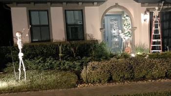 Masih dalam rangka persiapan Halloween, kali ini mereka mendekor lampu. Foto: Twitter @sami_grayce