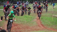JPM MTB Trail Race juga membuka kelas XC. Peserta memulai balapan dengan serentak. Istimewa/JPM Bike Park.