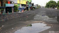 Waring yang fungsinya untuk mengurangi bau di Kali Item itu pun kini terlihat tak terurus. Kali Item yang tertutup waring tak membuat orang-orang tak bertanggung jawab tak membuang sampah sembarangan. Karena meskipun ditutup waring sampah-sampah plastik berserakkan di atas waring.