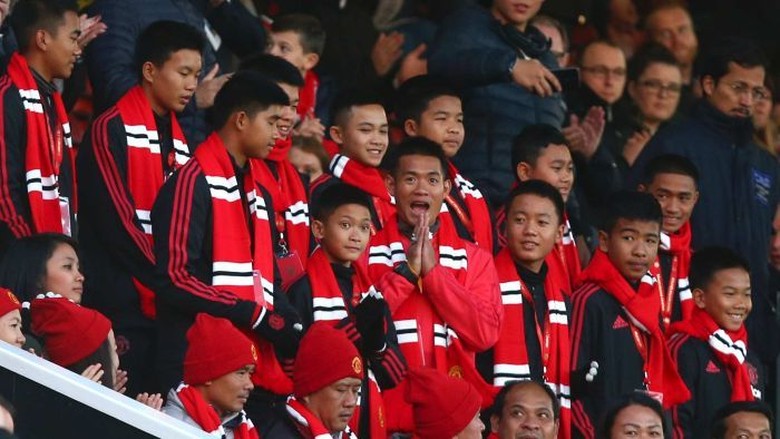 Tim Sepakbola Remaja Gua Thailand Nonton MU di Old Traffford Tim Sepakbola Remaja Gua Thailand Nonton MU di Old Traffford