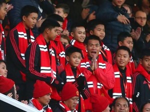 Tim Sepakbola Remaja Gua Thailand Nonton MU di Old Traffford