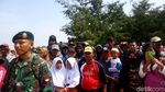 Proses Evakuasi Masih Berlangsung, Warga Padati Pantai Tanjung Pakis
