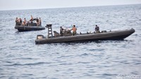 TNI AL melakukan pencarian menggunakan perahu karet.