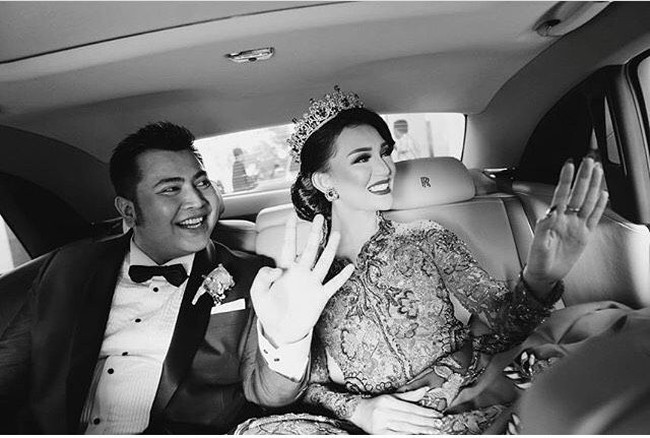 Pengantin pria Fandy Harjatno rupanya merupakan member Lamborghini Club Indonesia (LCI). Sehingga tak heran jika puluhan member lainnya datang sebagai tamu undangan menggunakan Lamborghini. Seperti dikutip dari Detikoto, Selain puluhan mobil Lamborghini, beberapa tamu undangan juga ada yang membawa supercar lainnya seperti Ferrari, Aston Martin, Rolls-Royce, dan mobil kencang asal Jepang seperti Nissan GT-R. Foto: Instagram @fandyanitawedding