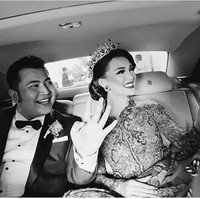 Pengantin pria Fandy Harjatno rupanya merupakan member Lamborghini Club Indonesia (LCI). Sehingga tak heran jika puluhan member lainnya datang sebagai tamu undangan menggunakan Lamborghini. Seperti dikutip dari Detikoto, Selain puluhan mobil Lamborghini, beberapa tamu undangan juga ada yang membawa supercar lainnya seperti Ferrari, Aston Martin, Rolls-Royce, dan mobil kencang asal Jepang seperti Nissan GT-R. Foto: Instagram @fandyanitawedding