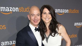 Meski orang terkaya di dunia, Bezos di rumah tak segan membantu istrinya mencuci piring. “Aku cukup yakin bahwa itu adalah hal terseksi,” kata Bezos. Foto: Dok. Getty Images, Vogue