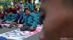 Spanduk JOKOWI-JK GAGAL Jadi Sajadah Mahasiswa Salat