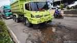 Hati-hati! Ada Jalan Rusak di Kalimalang
