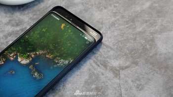 Agar tanpa notch, ponsel ini hadir dengan konsep slide. Foto: Sina Mobile