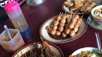 Ini aneka lauk pelengkap soto, sate telor puyuh, sate kerang, perkedel, sosis solo,tempe dan tahu bacen, sate paru sapi, dan lainnya. Foto: Instagram @ferislova.