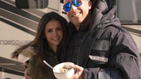 Bersama aktris Nina Dobrev, Vin Diesela asyik menyantap semangkuk sarapan buahnya di tengah istirahat syuting. Foto: Instagram @vindiesel