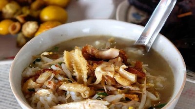 Mendung Dingin Paling Pas Sarapan Soto Kudus yang Gurih Hangat