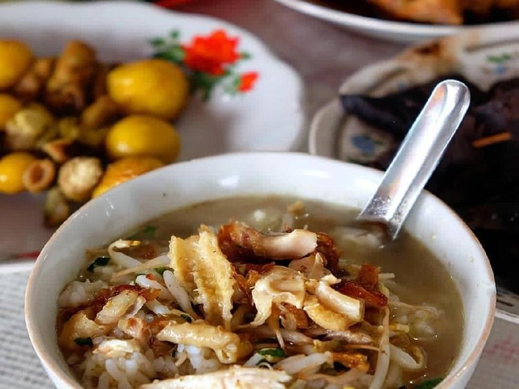 Mendung Dingin Paling Pas Sarapan Soto Kudus yang Gurih Hangat