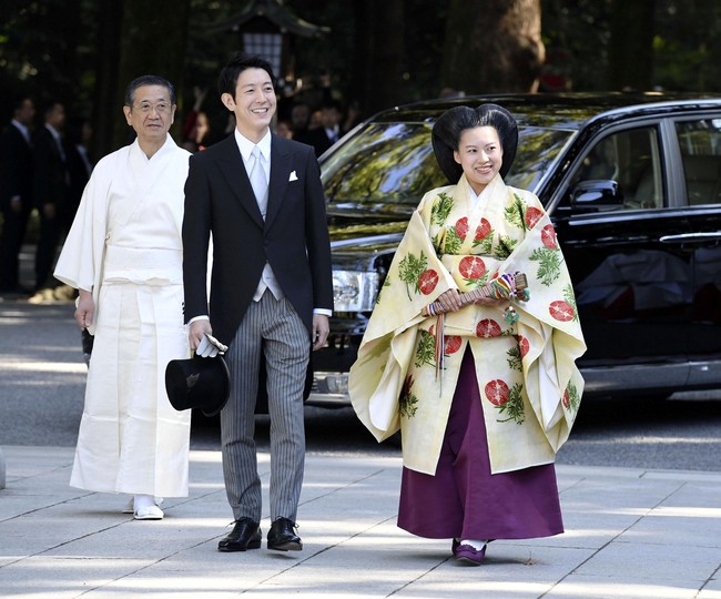 Busana pertama Ayako adalah kimono uchiki bersulam sebagai padanan hakama ungu, atau sejenis celana panjang yang dia kordinasikan dengan sepatu serasi. Foto: Reuters