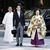 Busana pertama Ayako adalah kimono uchiki bersulam sebagai padanan hakama ungu, atau sejenis celana panjang yang dia kordinasikan dengan sepatu serasi. Foto: Reuters