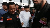 Dia terlihat ditemani beberapa orang.