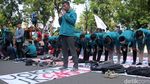 Spanduk JOKOWI-JK GAGAL Jadi Sajadah Mahasiswa Salat