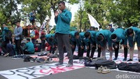 Badan Eksekutif Mahasiswa (BEM) menggelar salat berjamaah di Jalan Medan Merdeka Barat, Jakarta, Senin (29/10/2018).