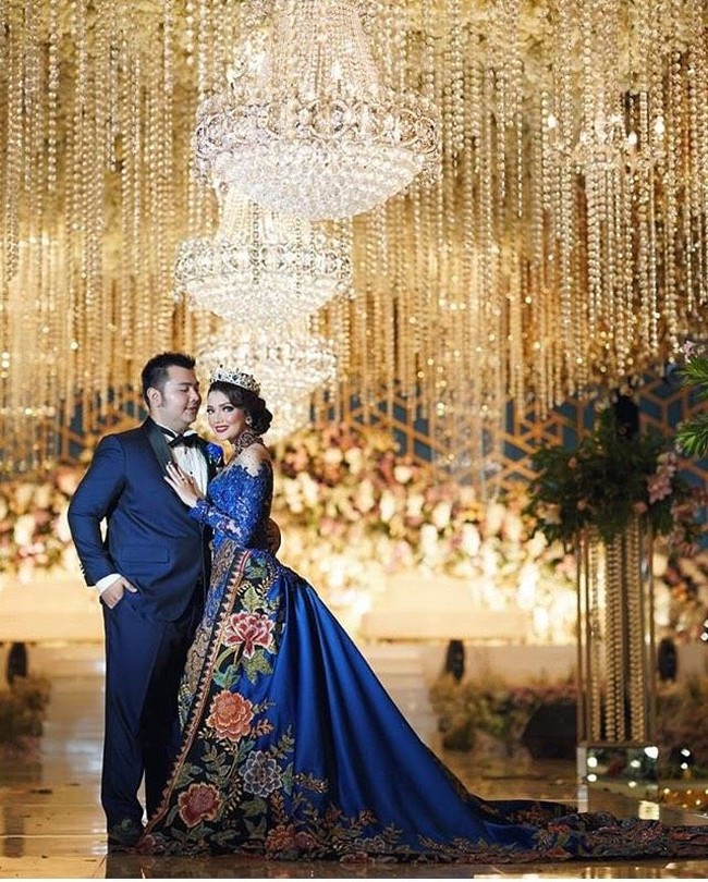 Fandy Harjatno dan Anita Rosifah mencuri perhatian karena menggelar pernikahan yang puluhan tamu undangannya datang mengendarai Lamborghini. Resepsi pernikahan pasangan ini pun dilangsungkan di di Diamond Convention Center, Solo, Jawa Tengah, Sabtu (27/10/2018). Foto: Instagram @fandyanitawedding