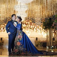 Fandy Harjatno dan Anita Rosifah mencuri perhatian karena menggelar pernikahan yang puluhan tamu undangannya datang mengendarai Lamborghini. Resepsi pernikahan pasangan ini pun dilangsungkan di di Diamond Convention Center, Solo, Jawa Tengah, Sabtu (27/10/2018). Foto: Instagram @fandyanitawedding