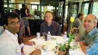 Meski begitu, pria yang lahir di New Mexico, 12 Januari 1964 ini makan menu biasa kalau bertemu rekannya. Ia dengan santai berpose saat makan bersama Sendhil Mullianathan dan Elon Musk. Foto: Edge.org