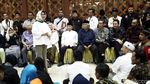 Amien Rais Hingga Neno Warisman Lesehan di DPR