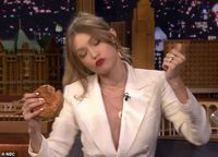 Dikritik Haters Terlalu Kurus, Gigi Hadid Habiskan Burger Sambil Menari