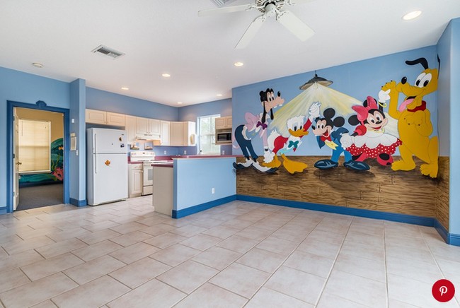 Bagian dapur dicat warna biru muda yang cantik. Terdapat mural bergambar karakter Disney seperti Minnie Mouse, Mickey Mouse, Pluto, Donald Duck dan Goofy. Foto: Dok. People/Treasure Coast Sothebys International Realty
