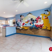 Bagian dapur dicat warna biru muda yang cantik. Terdapat mural bergambar karakter Disney seperti Minnie Mouse, Mickey Mouse, Pluto, Donald Duck dan Goofy. Foto: Dok. People/Treasure Coast Sothebys International Realty